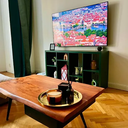 Elegant & Inviting Entire Flat On Letna *