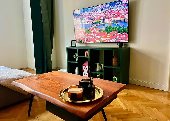 Elegant & Inviting Entire Flat On Letna *