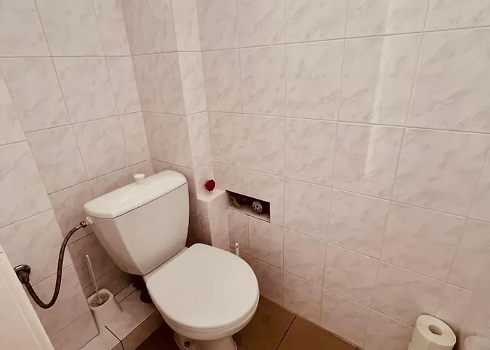 Elegant & Inviting Entire Flat On Letna 아파트