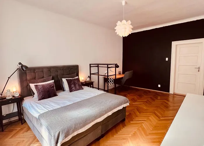Elegant & Inviting Entire Flat On Letna 아파트 *