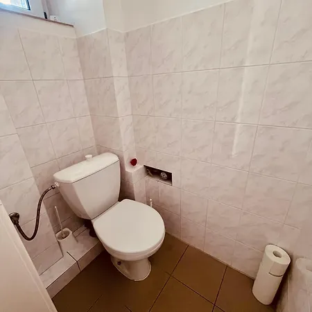 Elegant & Inviting Entire Flat On Letna شقة
